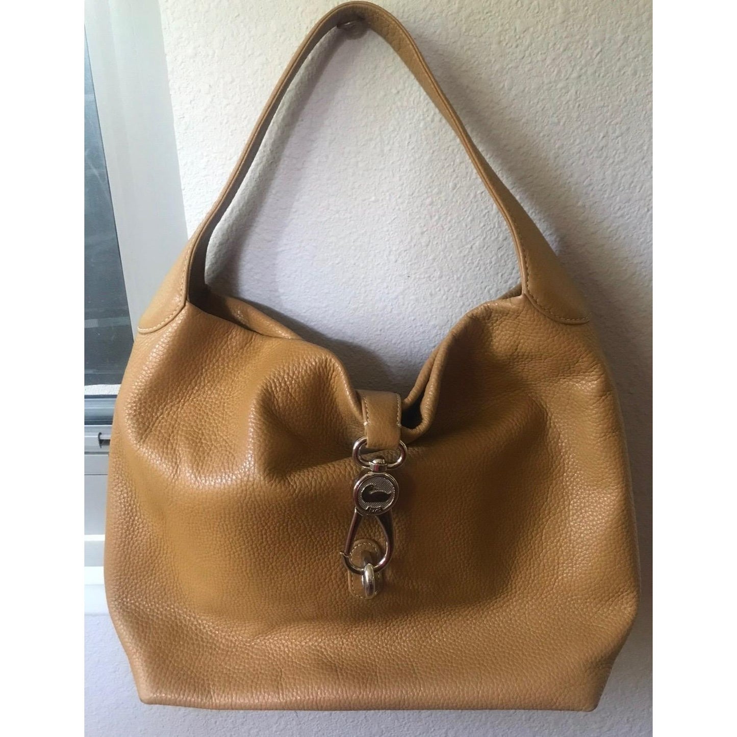 EUC Dooney & Bourke Caramel Pebble Grain Leather Large Logo Lock Slouch Sac