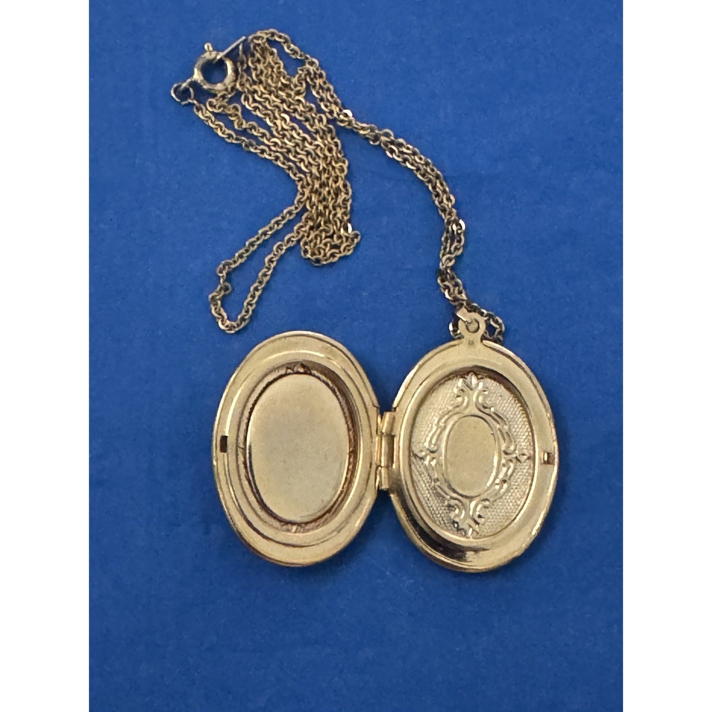 Vintage Gold Tone Cameo Locket Necklace Red White Resin Oval Hinged 18”