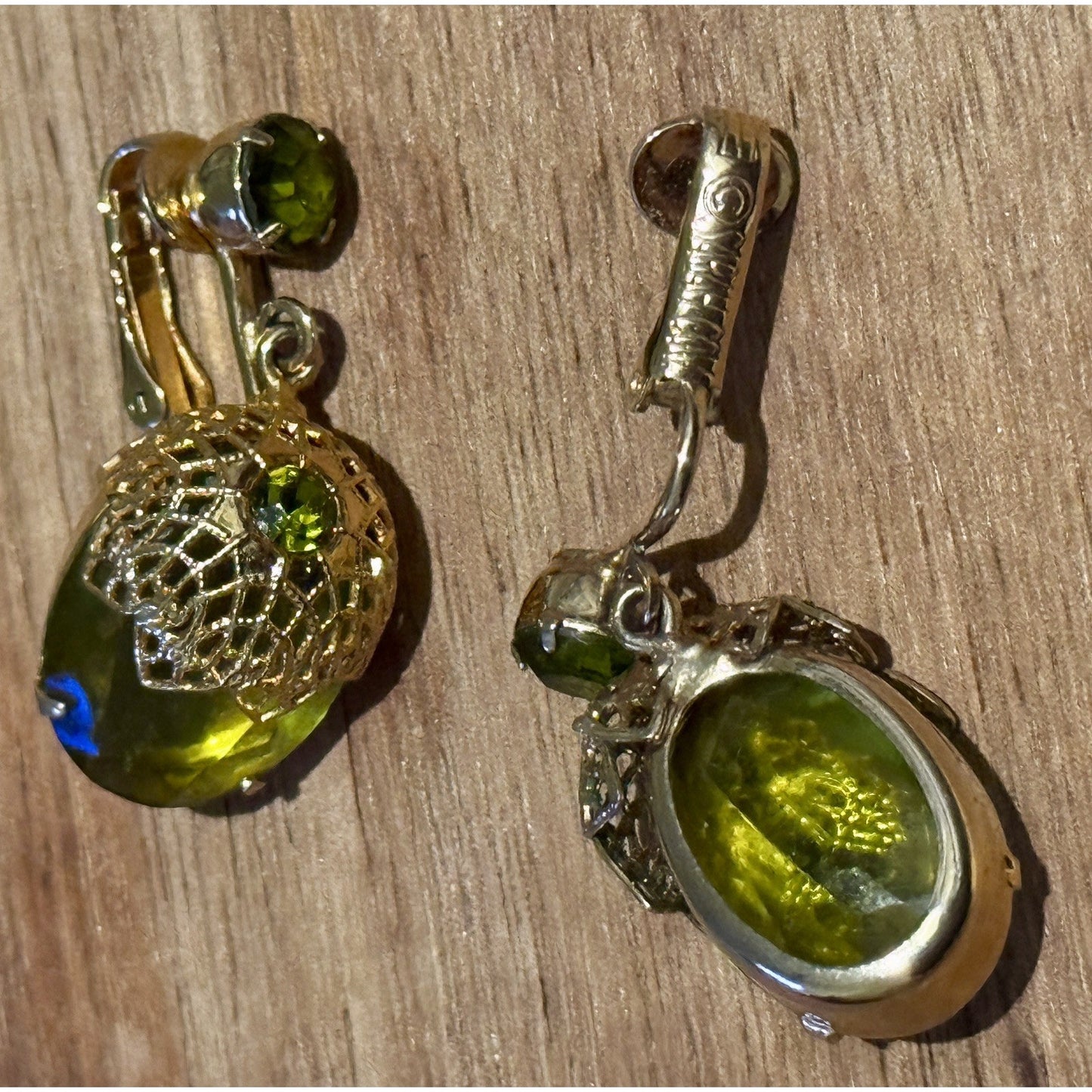 Vintage Sarah Coventry Touch of Elegance Green Glass Clip Gold Tone Earrings ‘71