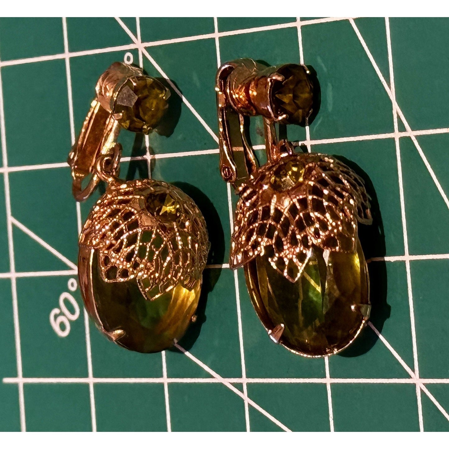 Vintage Sarah Coventry Touch of Elegance Green Glass Clip Gold Tone Earrings ‘71
