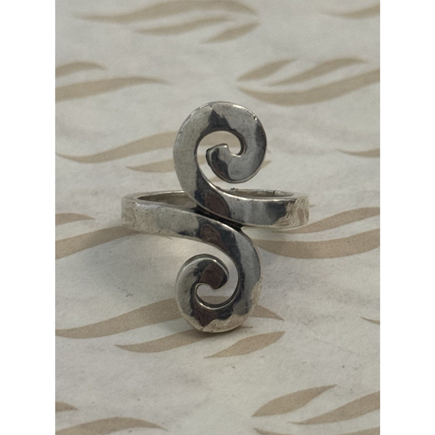 Pre owned James Avery Retired Sterling Silver Hammered Swirl Ring Size 7