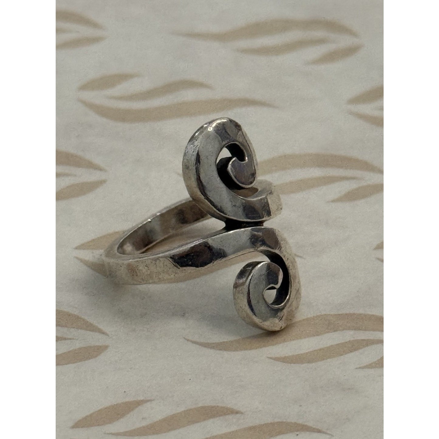 Pre owned James Avery Retired Sterling Silver Hammered Swirl Ring Size 7
