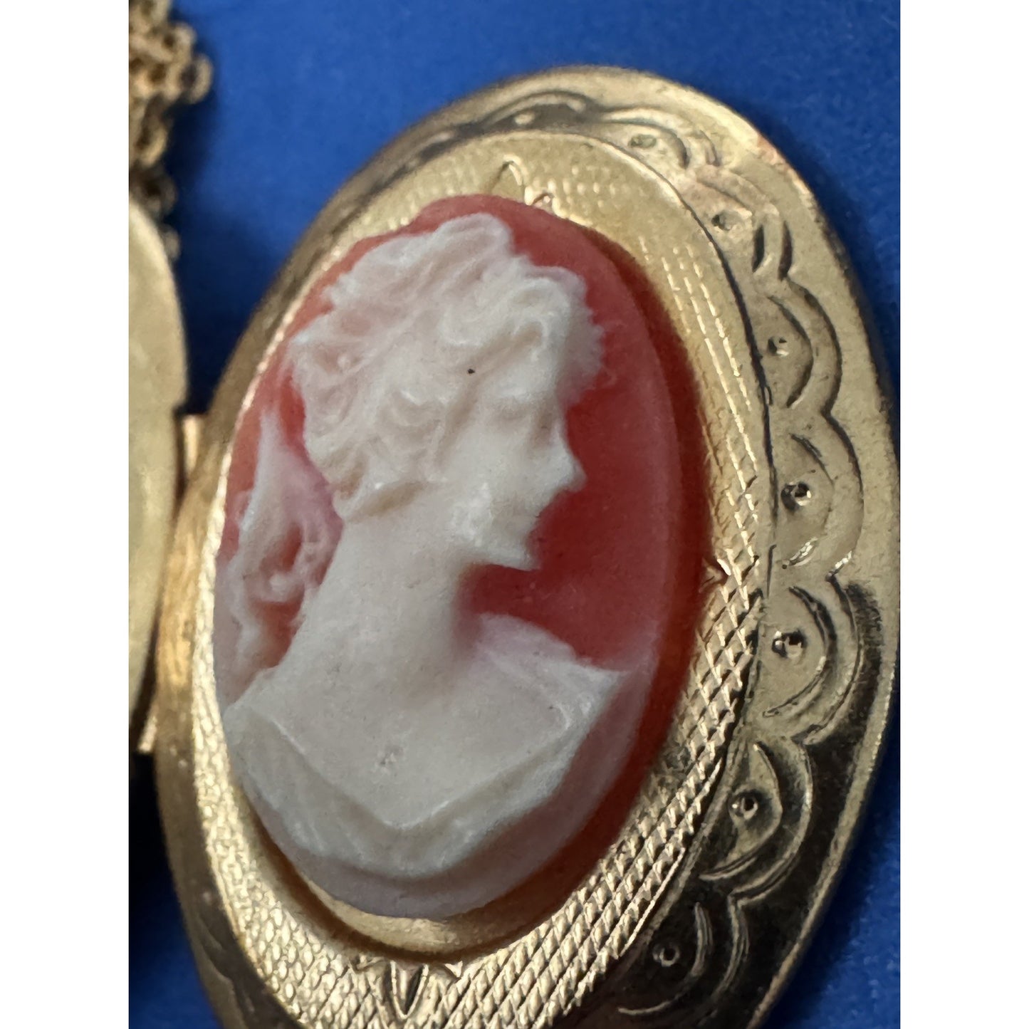 Vintage Gold Tone Cameo Locket Necklace Red White Resin Oval Hinged 18”