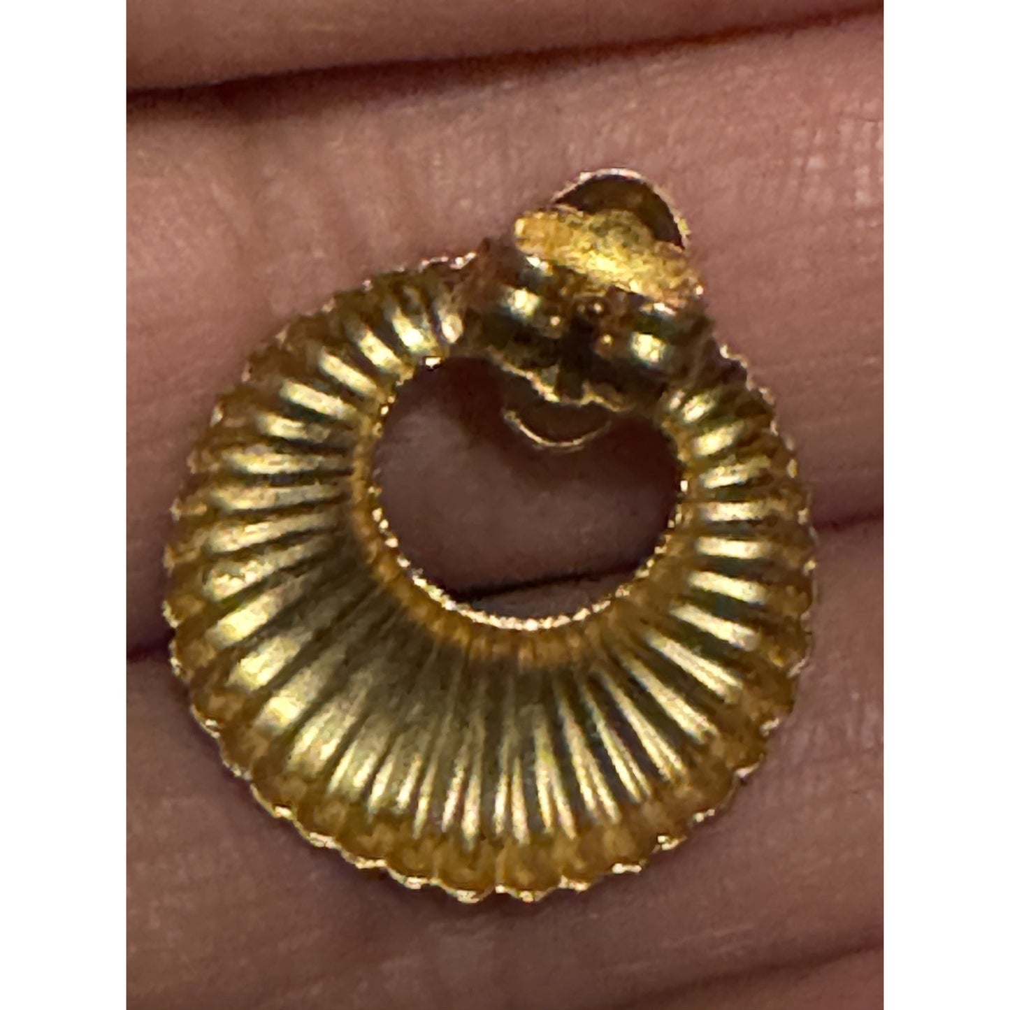 Vintage Simply Whispers RR Gold Tone Ribbed Hoop Door Knocker Pierced Earrings