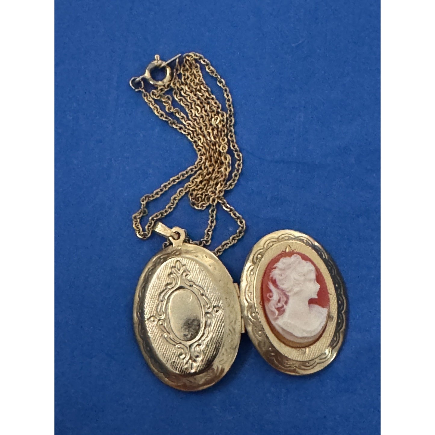 Vintage Gold Tone Cameo Locket Necklace Red White Resin Oval Hinged 18”