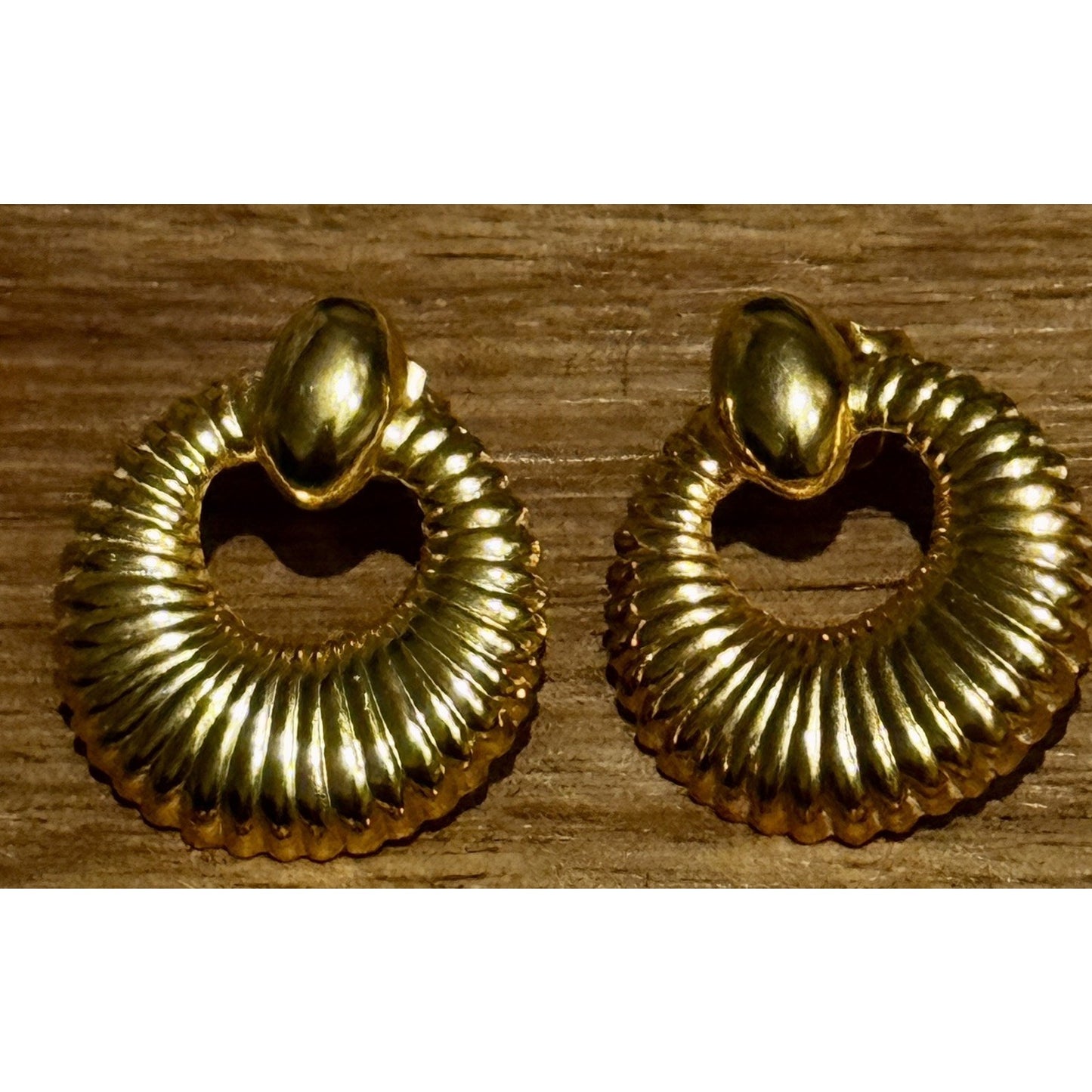Vintage Simply Whispers RR Gold Tone Ribbed Hoop Door Knocker Pierced Earrings