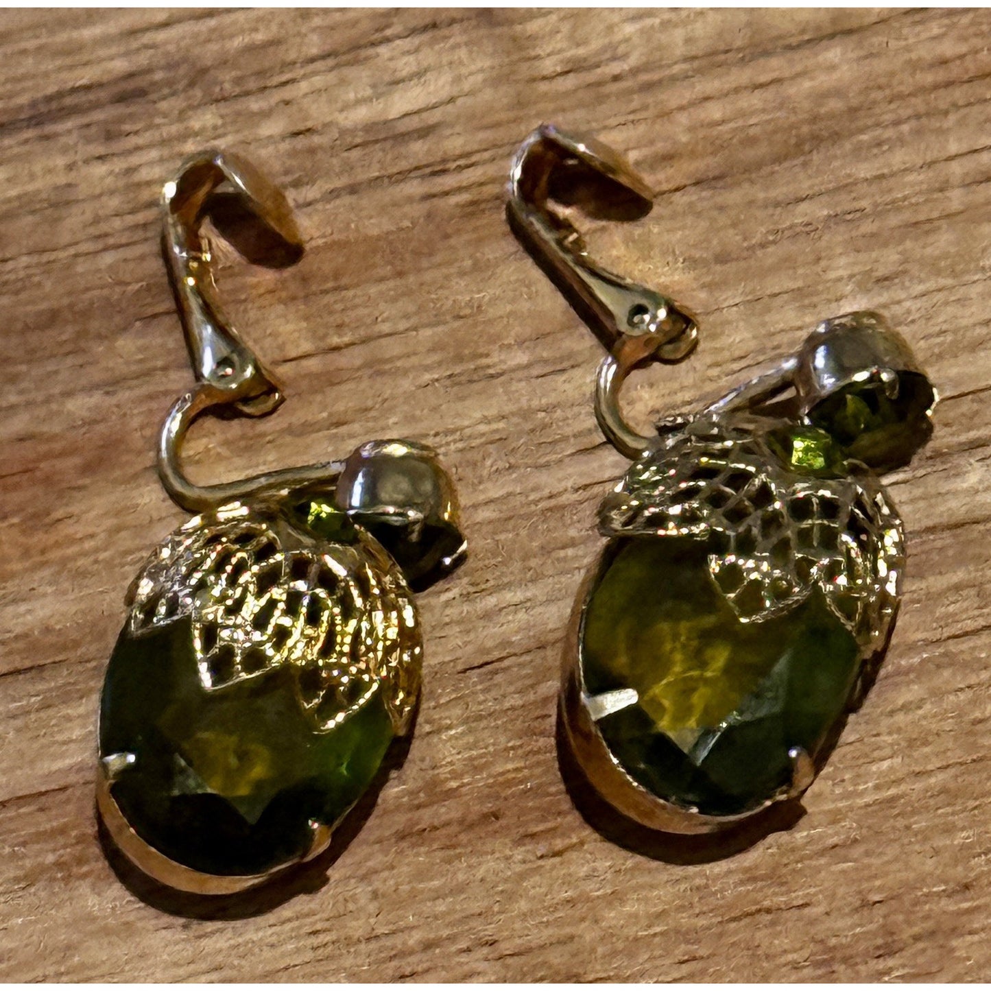 Vintage Sarah Coventry Touch of Elegance Green Glass Clip Gold Tone Earrings ‘71