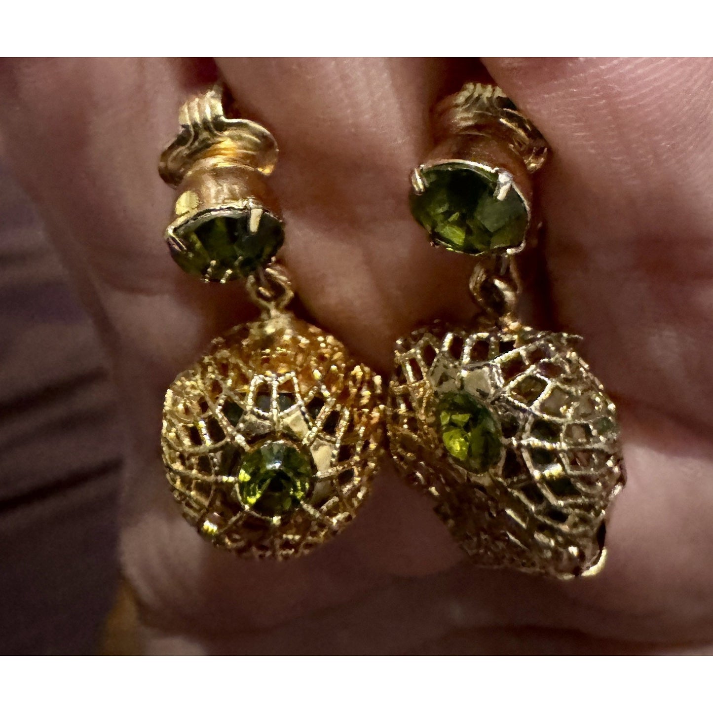 Vintage Sarah Coventry Touch of Elegance Green Glass Clip Gold Tone Earrings ‘71