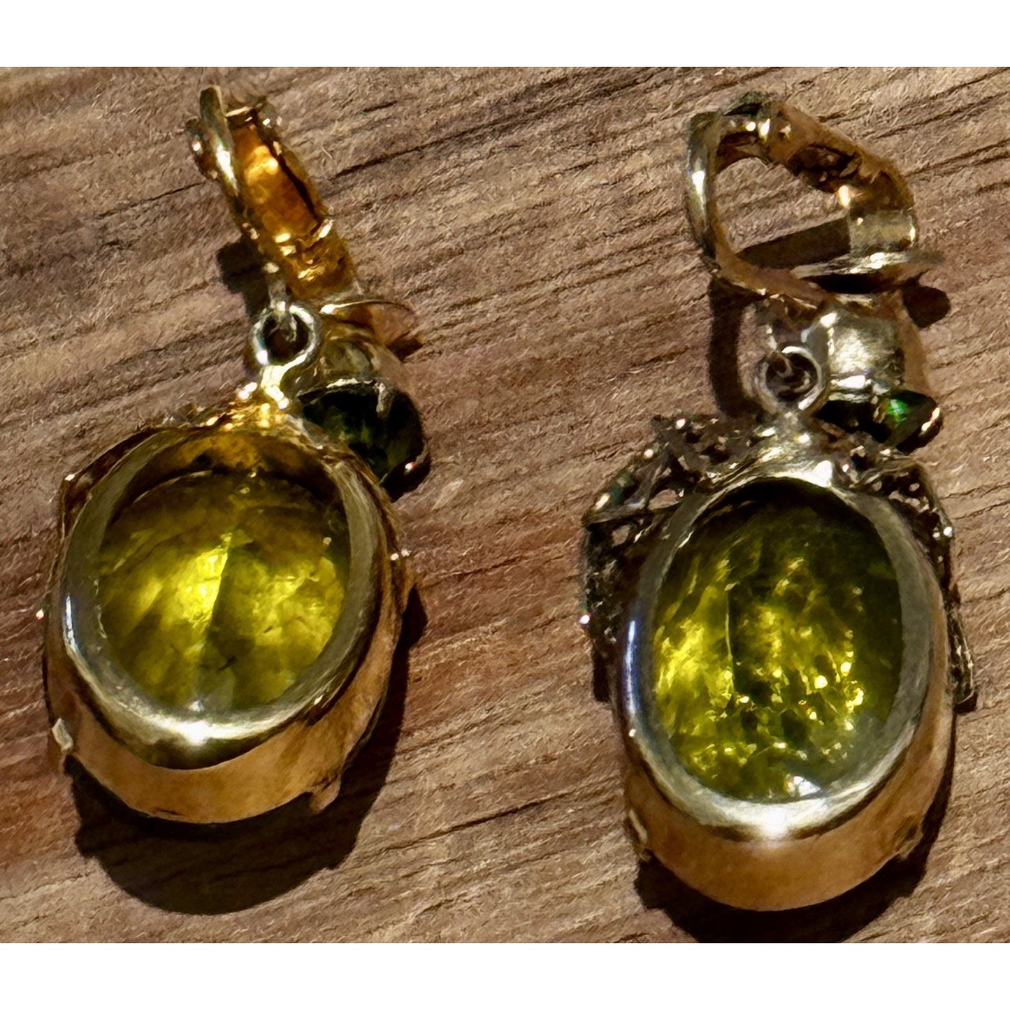Vintage Sarah Coventry Touch of Elegance Green Glass Clip Gold Tone Earrings ‘71