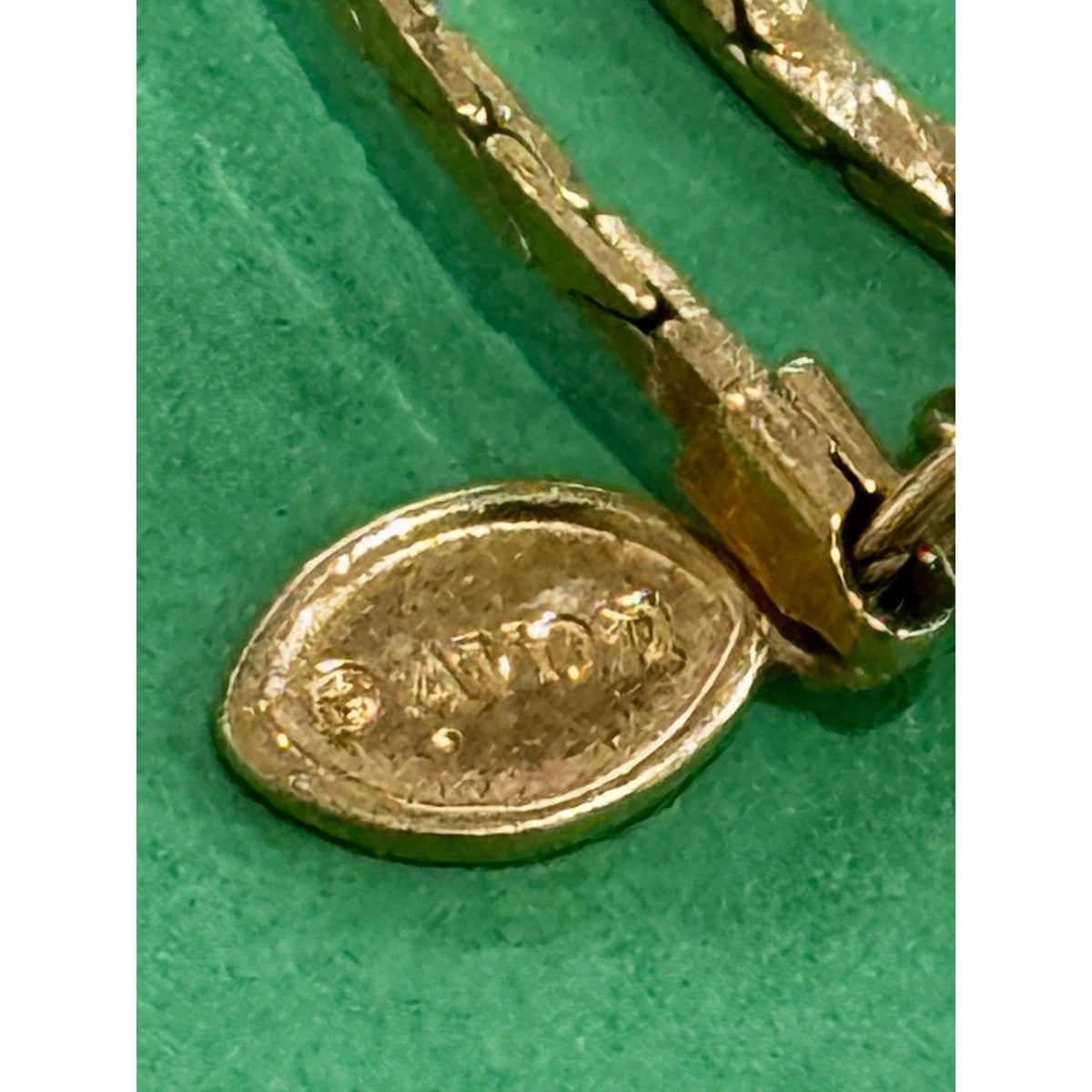 1981 Avon Gatsby Collection Gold Tone White Shell Swirl Drop Necklace 16"