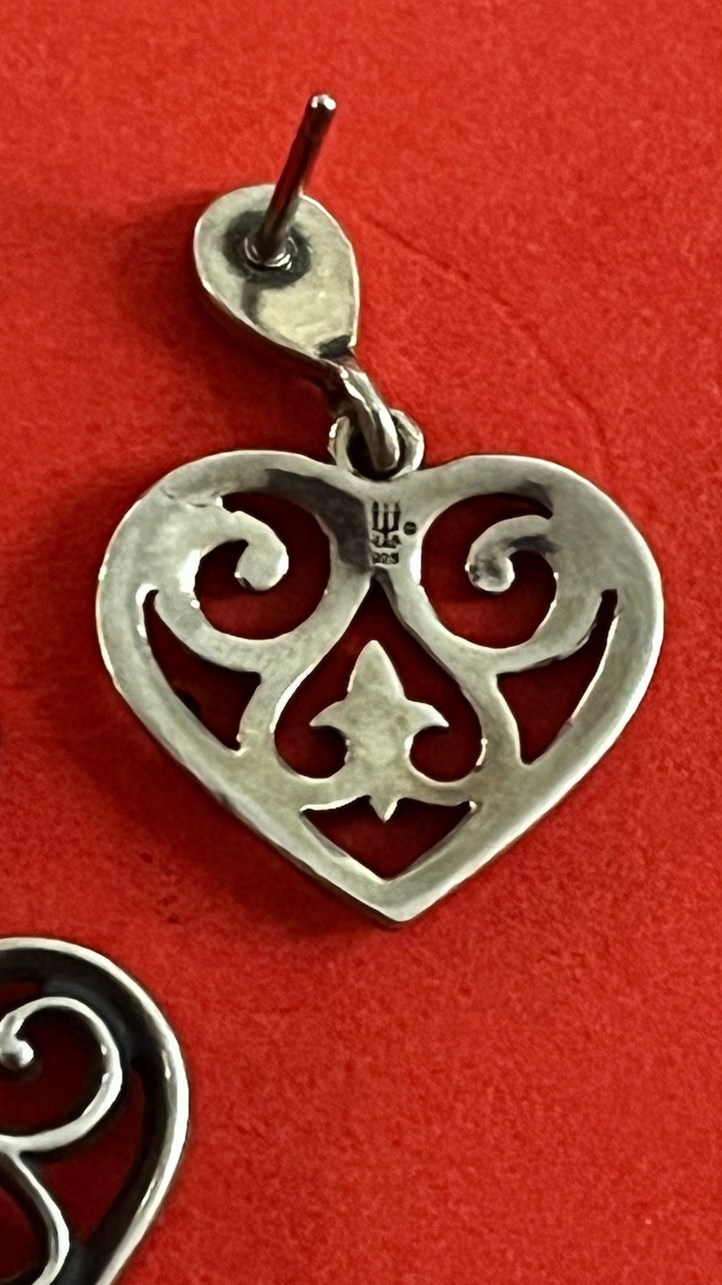 Pre-Owned James Avery Retired Sterling Silver Open Scroll Heart Earrings