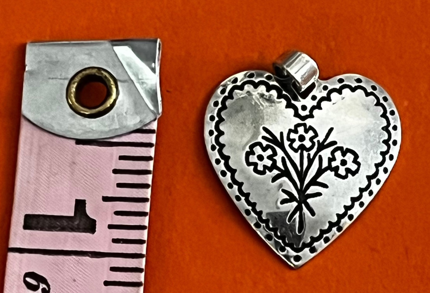 Pre-Owned James Avery Retired Sterling Silver Vintage Floral Heart Pendant (Small)