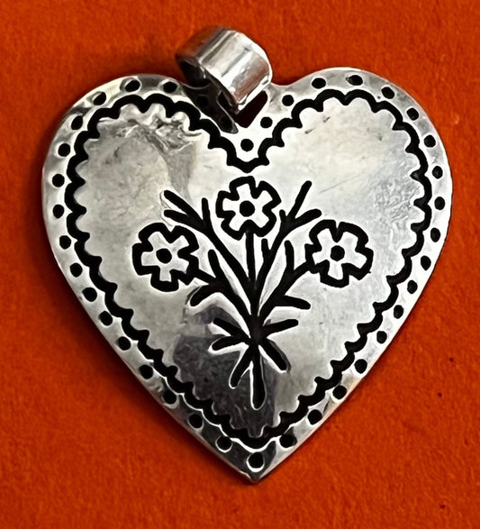 Pre-Owned James Avery Retired Sterling Silver Vintage Floral Heart Pendant (Small)