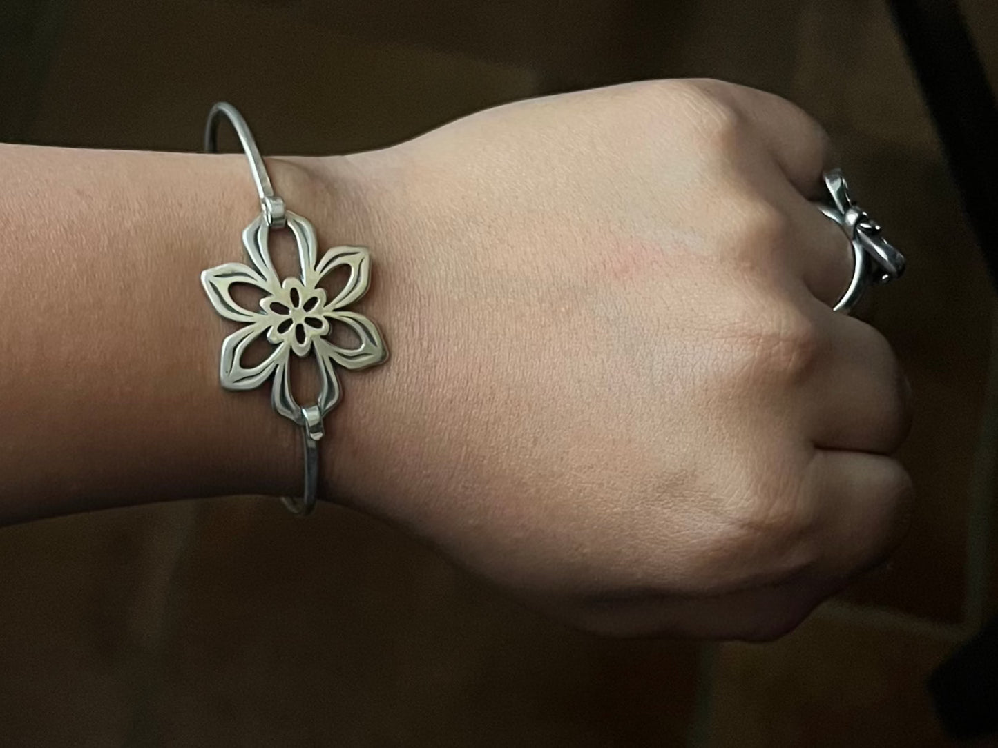 Pre-Owned James Avery Retired Sterling Silver Flower Hook On Bracelet