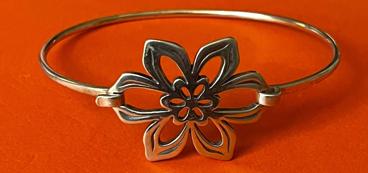 Pre-Owned James Avery Retired Sterling Silver Flower Hook On Bracelet