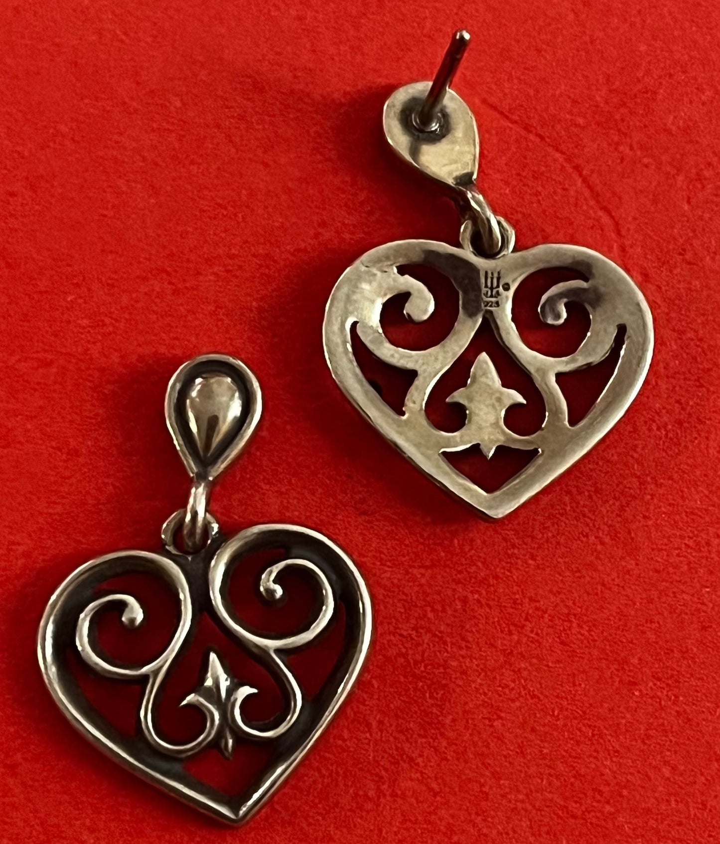 Pre-Owned James Avery Retired Sterling Silver Open Scroll Heart Earrings