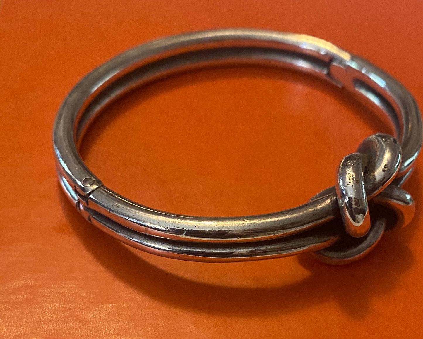 Pre-Owned James Avery Retired Bold Silver Lovers Knot Bangle Clasp Bracelet M