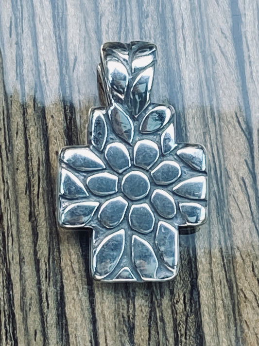 Pre Owned James Avery Retired Silver Floral Cross Pendant