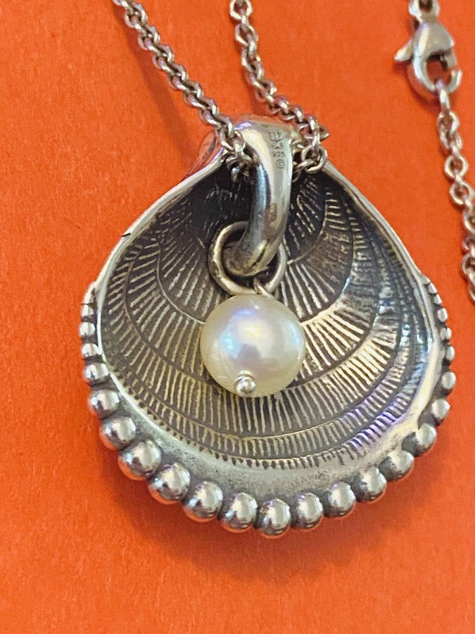 Pre-Owned James Avery Retired Silver Shell Pendant with Pearl Necklace