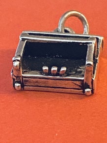 Pre-Owned James Avery Retired Silver 3D Piano Charm