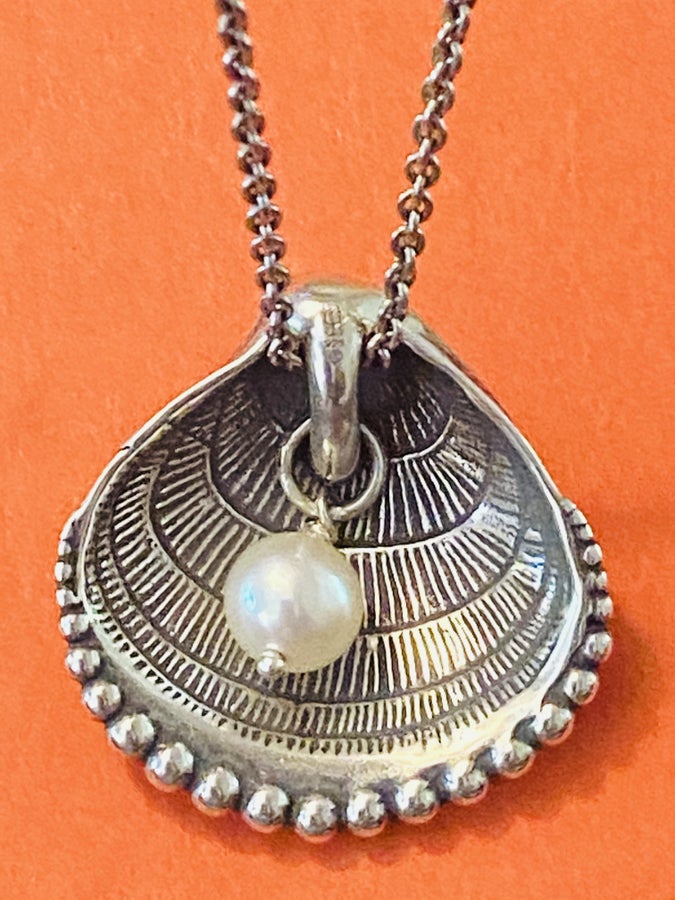 Pre-Owned James Avery Retired Silver Shell Pendant with Pearl Necklace